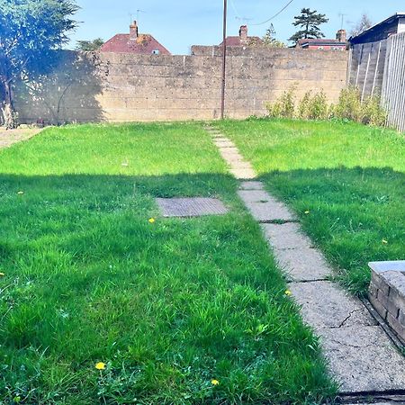 Lush House Close To Ashford Town Centre With Driveway المظهر الخارجي الصورة