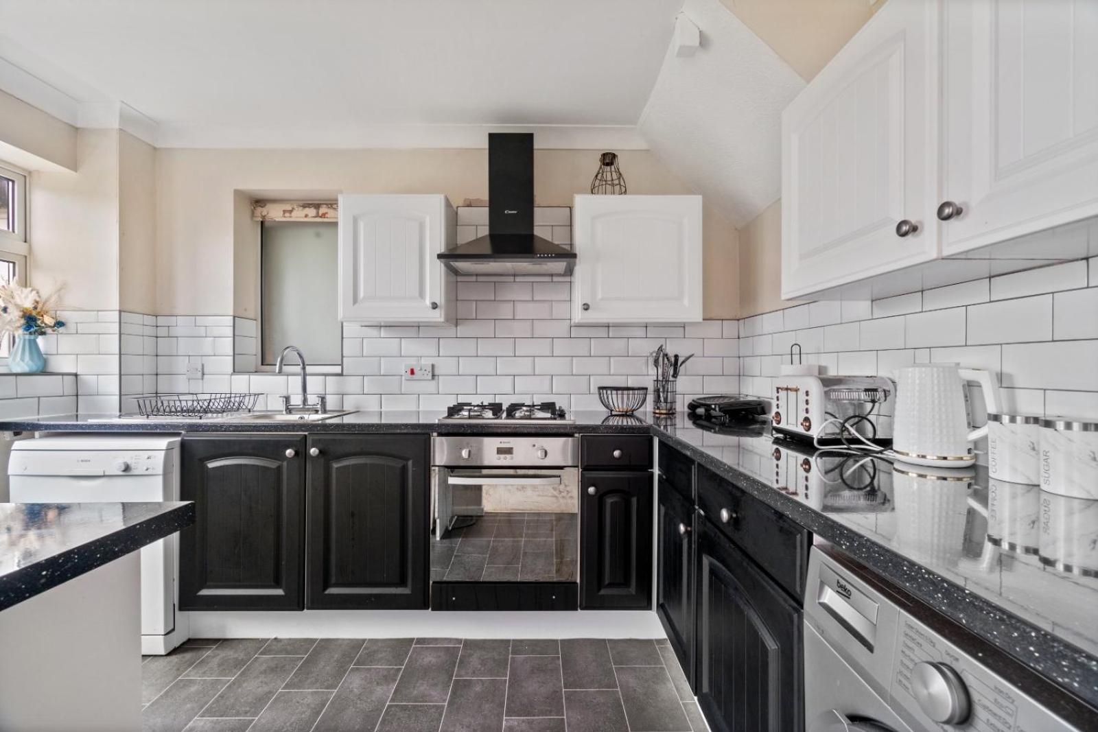 Lush House Close To Ashford Town Centre With Driveway المظهر الخارجي الصورة